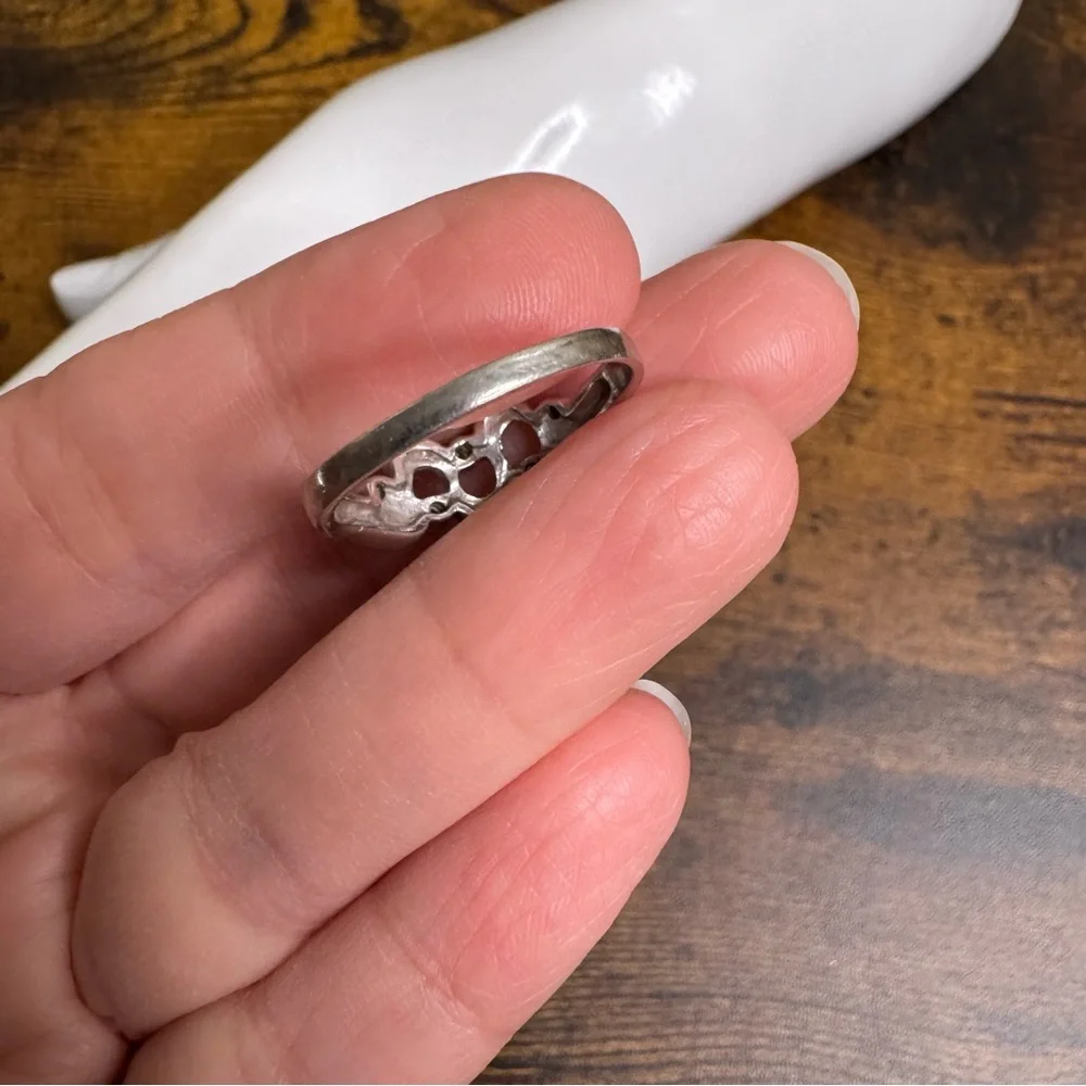 Sterling Silver Wavy Ring with Bezel CZ Stones size 9 Hallmarked 925 - Picture 5 of 12